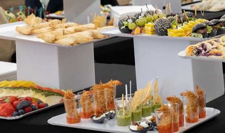 Buffet froid avec service traiteur pour un cocktail dînatoire en entreprise à Bordeaux - Les Petits Plats de Binetou